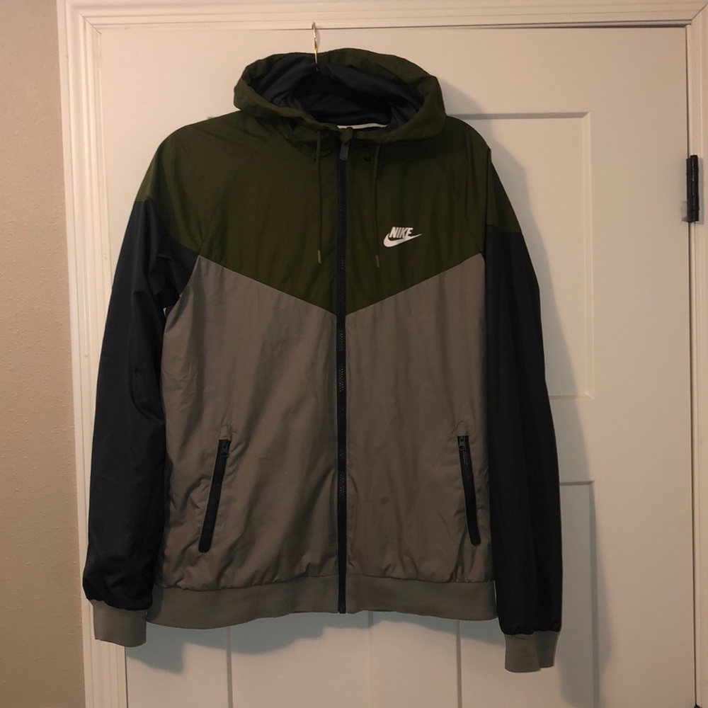 Nike Men’s Sportswear Windrunner Windbreaker